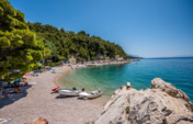 Top 5 stvari koje (ne) smijete zaboraviti za dan na plaži u Brelima